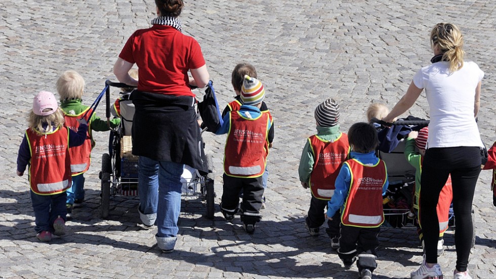 Insändarskribenten menar att Skellefteå kommun inte följer Skolverkets riktmärken för antal barn i förskolan.