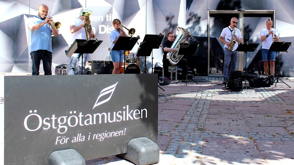 Saxtetten är en av Östgötamusikens ensembler som är ute och ger corona-konserter på gator och torg just nu.