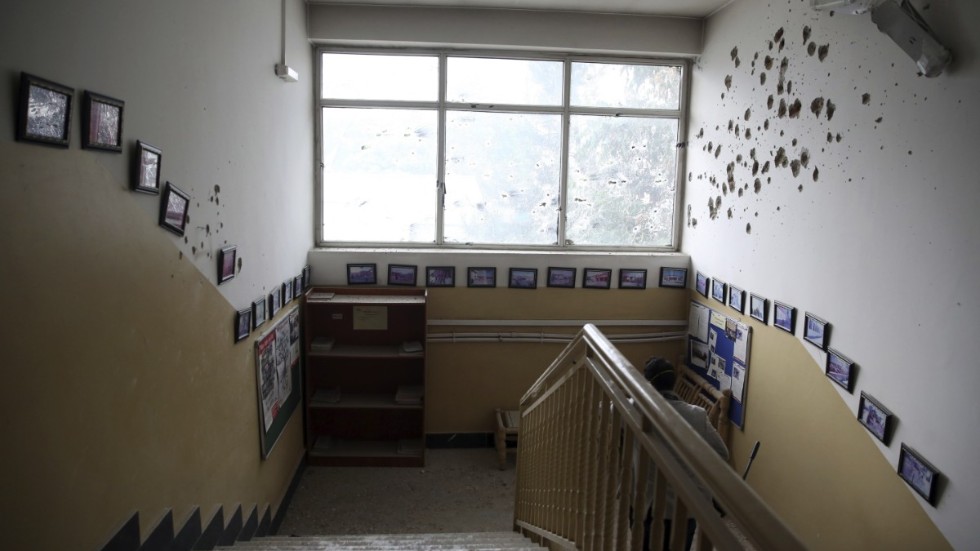 Skotthål i väggen på förlossningskliniken i Kabul. Bilden är från den 12 maj när attacken inträffade.