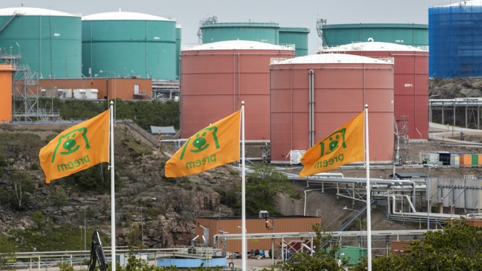 Regeringens ”muta” för världens högsta reduktionsplikt betalar nu biobränslefabriken, skriver "Hans".
Bilden: Preemraff, Preems oljeraffinaderi i Lysekil.  
