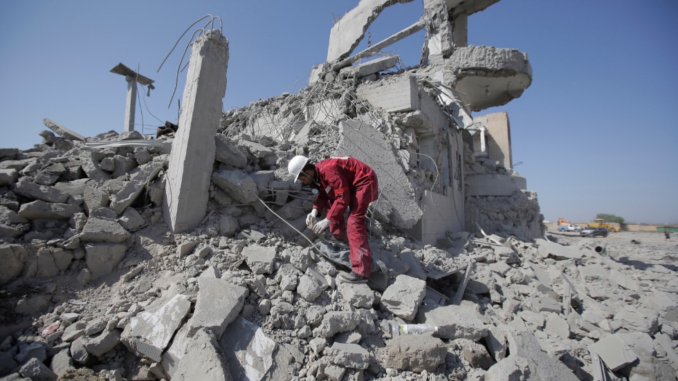 En räddningsarbetare letar överlevande i ruinerna efter en saudisk-ledd flygbombning i Jemen. Arkivbild.