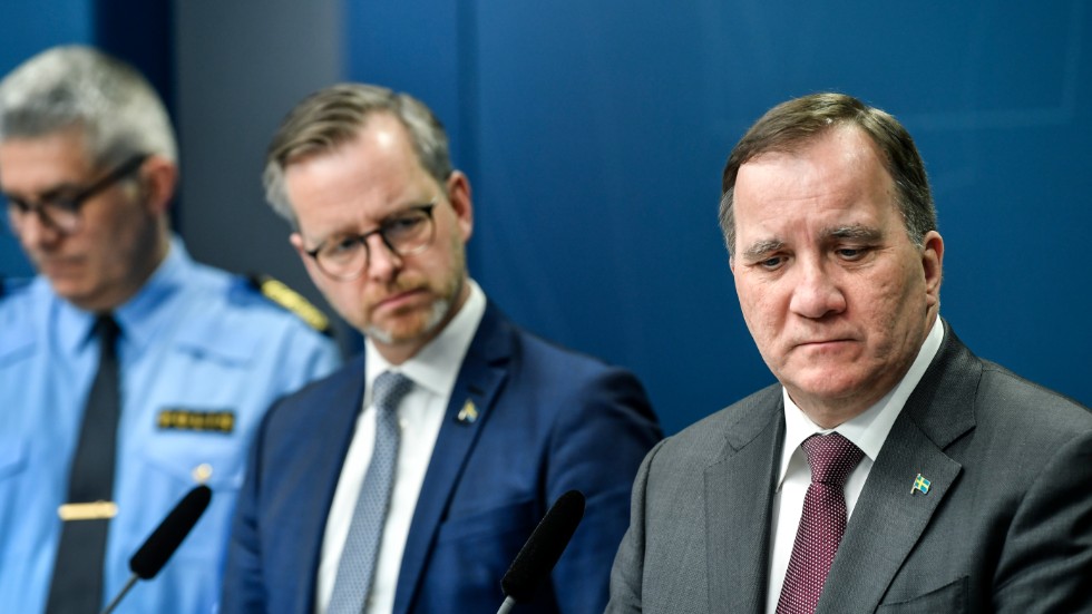 Rikspolischef Anders Thornberg, inrikesminister Mikael Damberg och statsminister Stefan Löfven vid pressträffen i fredags. 