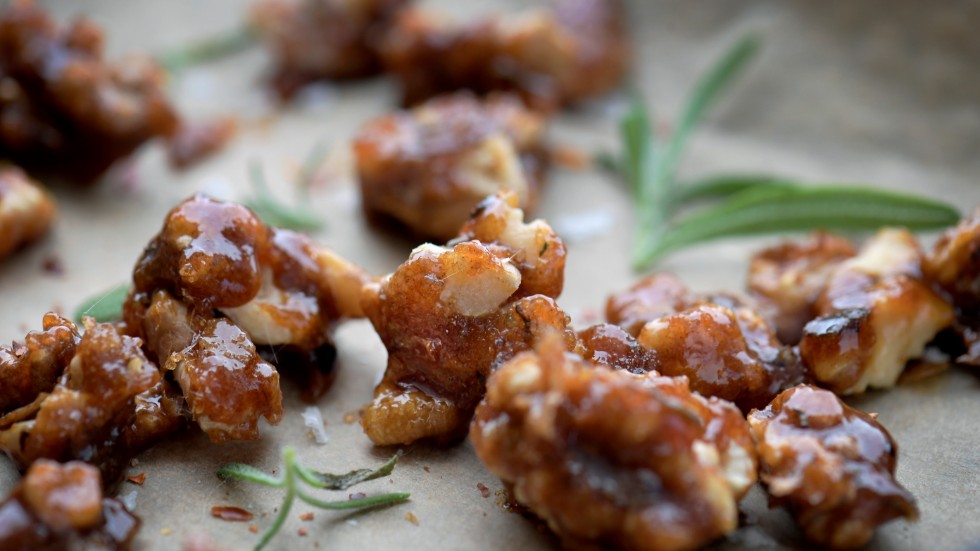 Kanderade valnötter smaksatta med kryddor är lika goda att äta som snacks som att strö över en sallad.