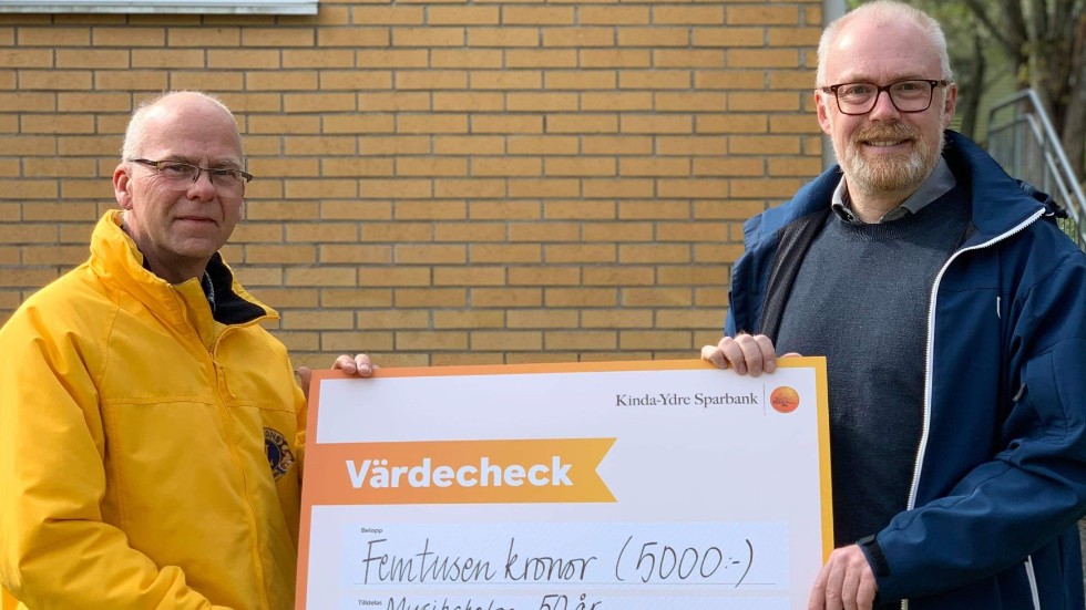 Lions president Jörgen Bank överräcker checken till Mathias Engå. Uppmuntringspriset är på 5 000 kronor.