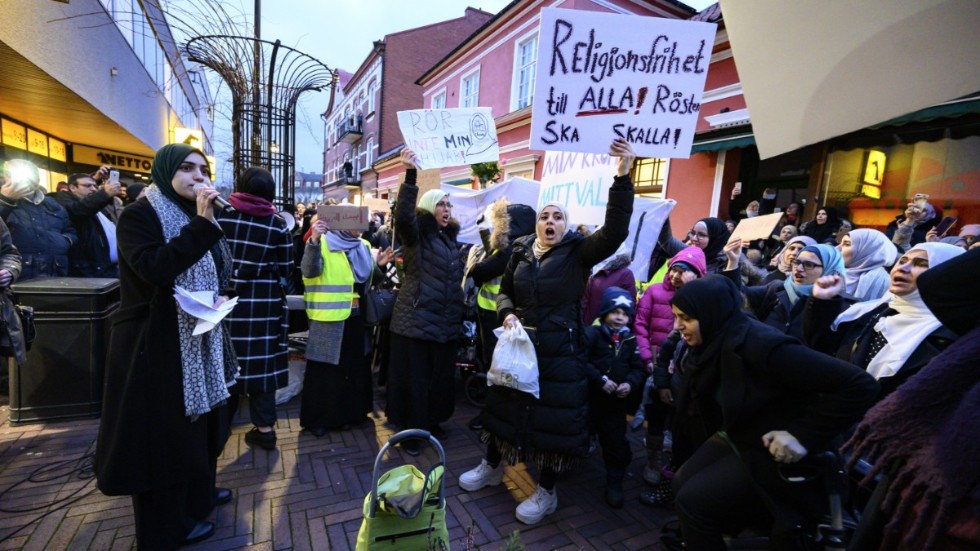 Protester utanför kommunhuset i Skurup med anledning av det slöjförbud i skolan som kommunen beslutat om.