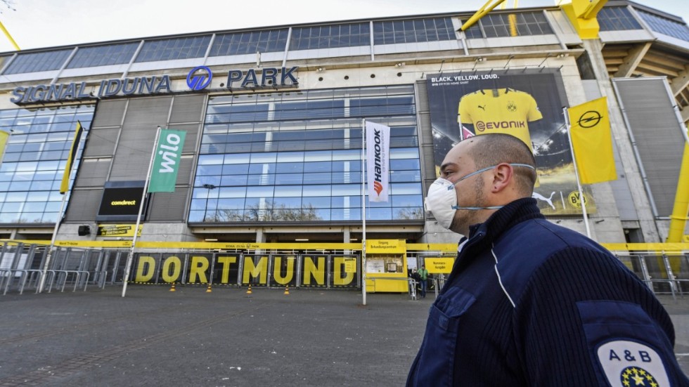 Bundesligafotboll igen på Signal Iduna Park i Dortmund i början av maj? I Tyskland är planen att återuppta säsongen om en knapp månad – men utan publik på matcherna. Arkivbild.