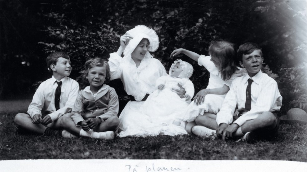 Kronprinsessan Margareta visade gärna upp sig tillsammans med barnen: prins Sigvard, prins Bertil, prins Carl Johan, prinsessan Ingrid och prins Gustaf Adolf. Året är 1917. Pressbild.