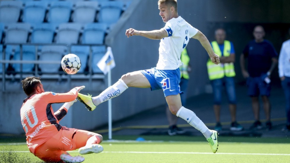 Christoffer Nyman lyfter in 1–0 på Djurgårdens målvakt Tommi Vaiho.