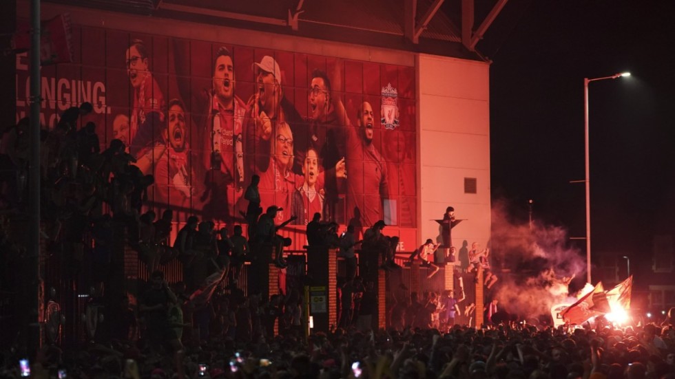 Liverpoolsupportrarna firar utanför Anfield efter titelvinsten.