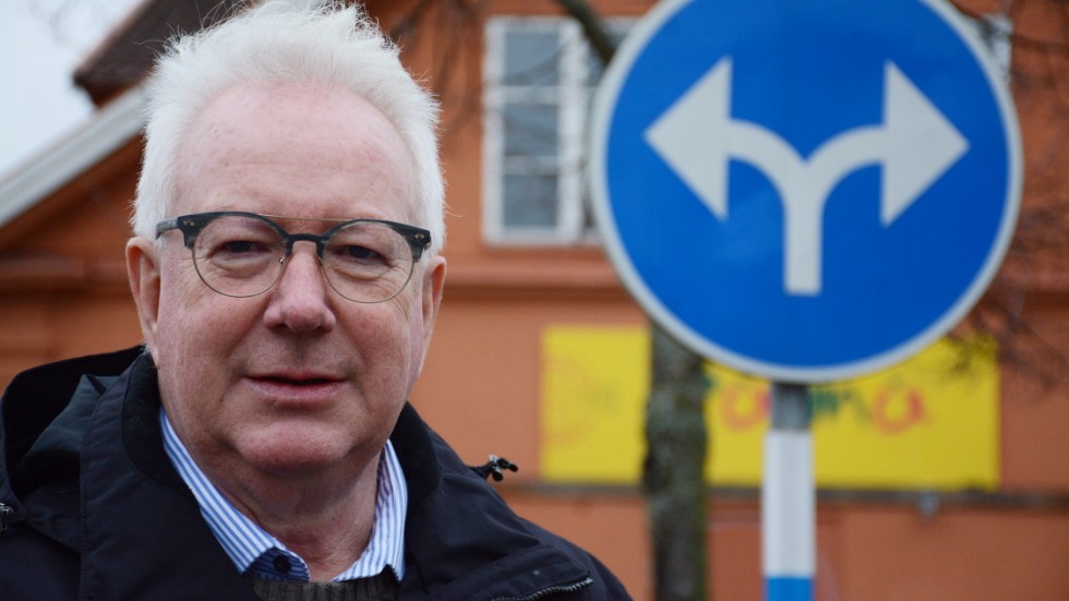 Leif Larsson, en av Centerns företrädare i sonderingarna av ett nytt kommunalt styre i Vimmerby, är förtegen om åt vilket håll partiet söker sig efter att ha fått nej på förslaget om en bred koalition.