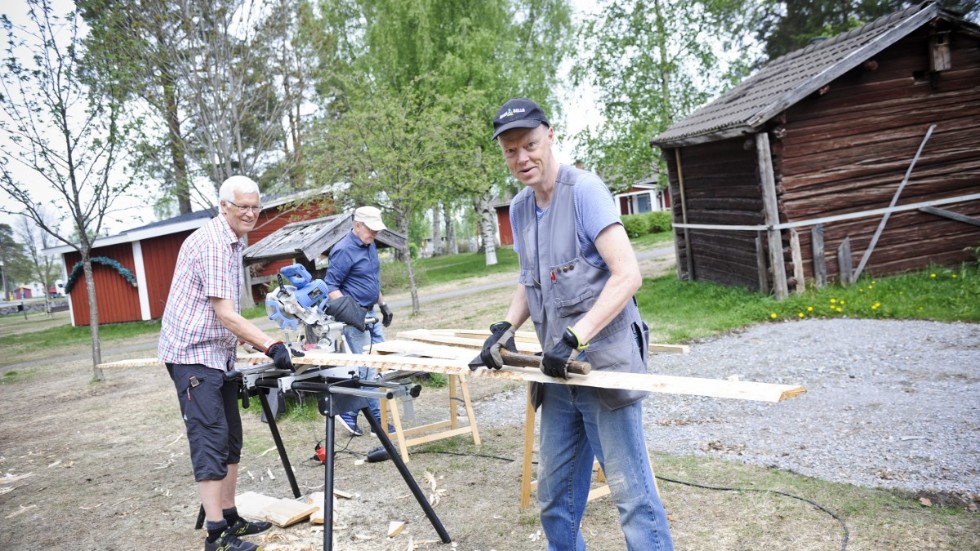 Sven-Olof Andersson, Tomas Rönnlund och Sune Hedlund bygger en smedja i hembygdsparken i Bureå.
