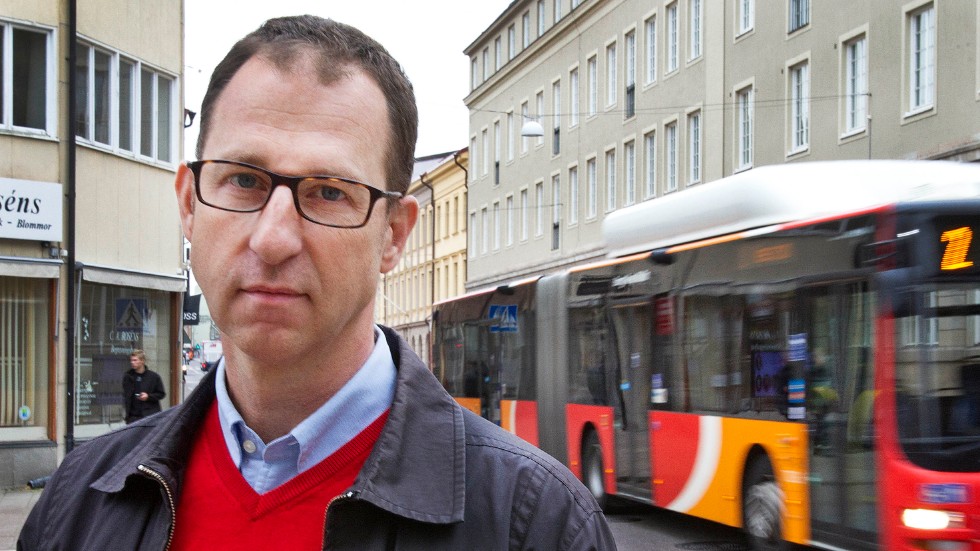 Den aktuella linjedragningen i Svärtinge är just nu den enda möjliga med hänsyn taget till vägförhållandena och framkomligheten i området, skriver Mattias Näsström, trafikchef vid Östgötatrafiken.