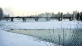 Lejonströmsbron stängs av: ”Skadade broräcken”