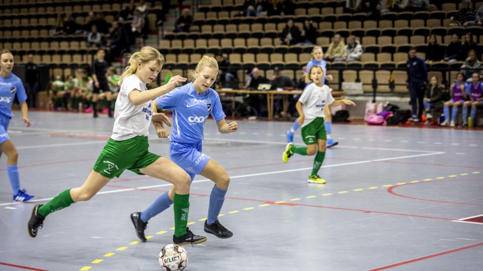Full fart i matchen Levide–IFK Visby, Levides Isabel Thurgren vid bollen. 