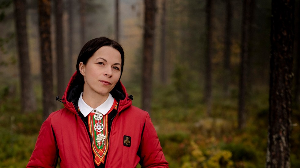 Elin Anna Labba har tidigare varit chefredaktör för tidskriften Nuorat. I dag jobbar hon på  Författarcentrum Sápmi i Jokkmokk, vars uppgift är att stärka och synliggöra den samiska litteraturen.
