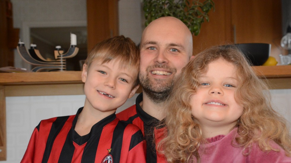 Laddar för Milan-match. Mathias Lennström med barnen Noel och Stella. 