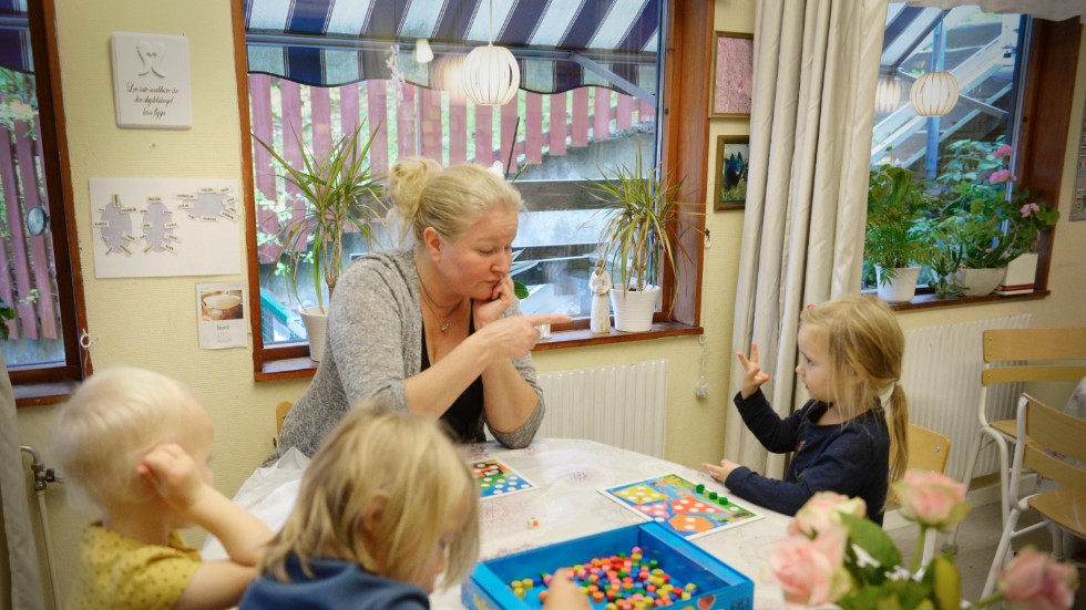 Flera av barnen har blivit riktigt duktiga på teckenspråk. En av dem är Livia Jankes, 4 år. 