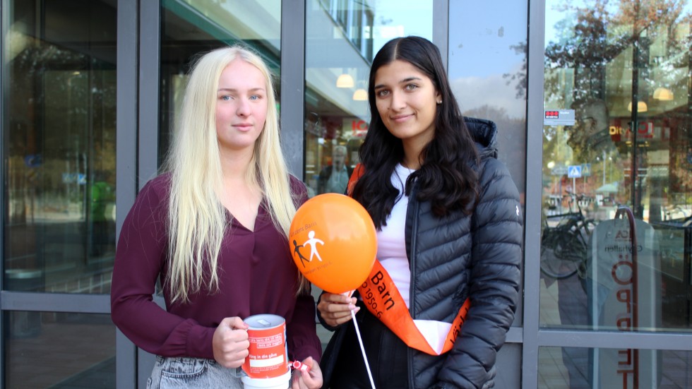 Tilda Martens, 18 år, och Maja Larsson, 17 år, går sitt tredje och sista år på barn- och fritidsprogrammet på Bergska gymnasiet. De har en gång om året i tre år samlat in pengar till Världens Barn.