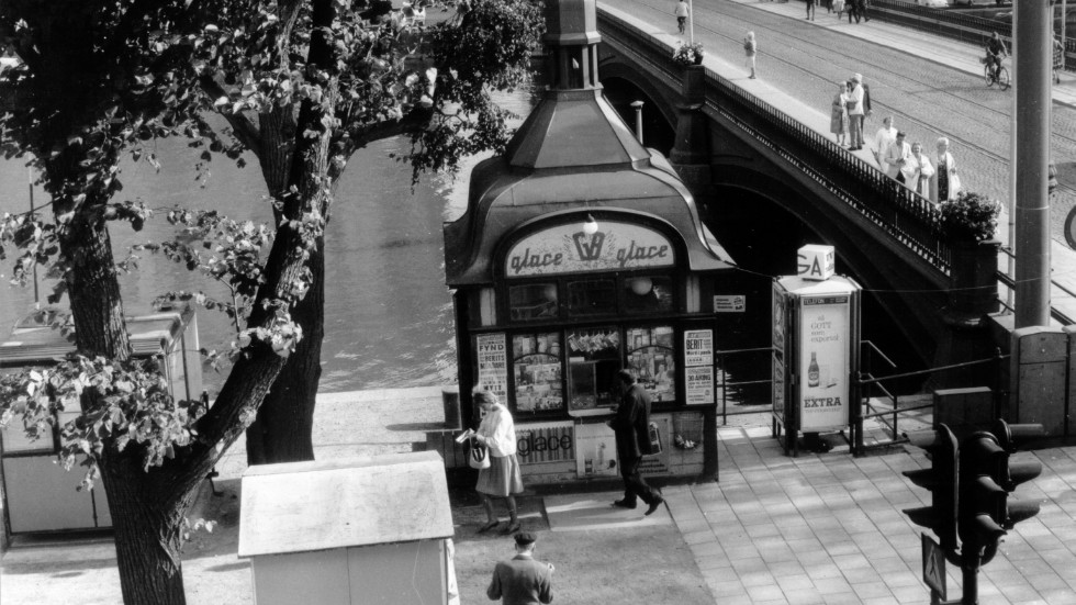 Tidningskiosken var ett klassiskt inslag i gatubilen i höjd med gamla Oscar Fredriks bro när det begav sig. Bilden togs i augusti 1963.