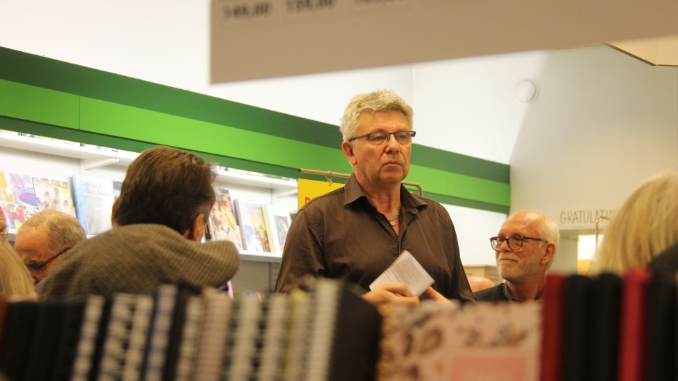 Stig Hammarstedt vid boksläppet i Gestbloms bokhandel. Enköpings femtiotal lockar, liksom 
boken om sextiotalet som kom ut för två år sedan.