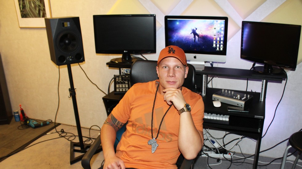 Här i studion har han jobbat under ett halvår med sin nya EP med hjälp av producenten Cortés och mixaren Laurence Ibrahim.
