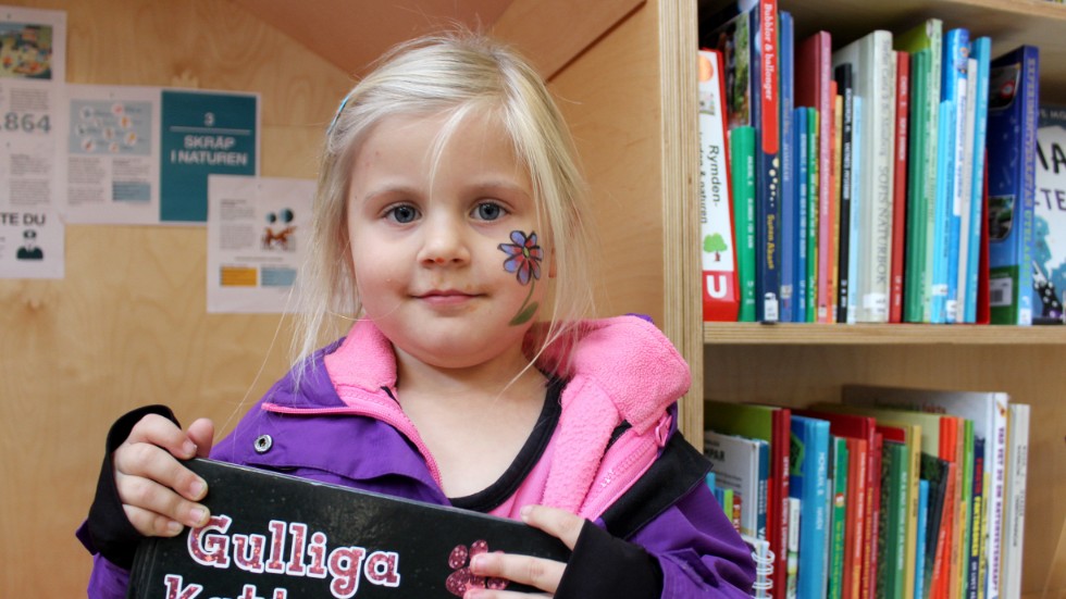 Märta Wahlmark, 4 år, gillar katter och har just hittat en perfekt bok på biblioteket. 