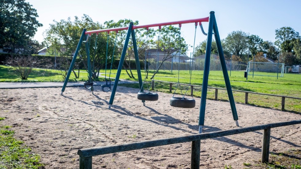 Lekplatsen vid Kasper Höjers park i Visby består av fyra gungor. Boende i området tycker inte att det finns skäl att stänga lekplatsen.