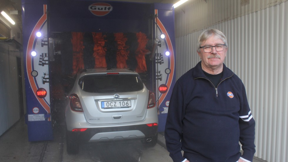 Håkan Johansson, ägare till Gulfmacken i Virserum, har satsat på ny utrustning i tvätthallen.