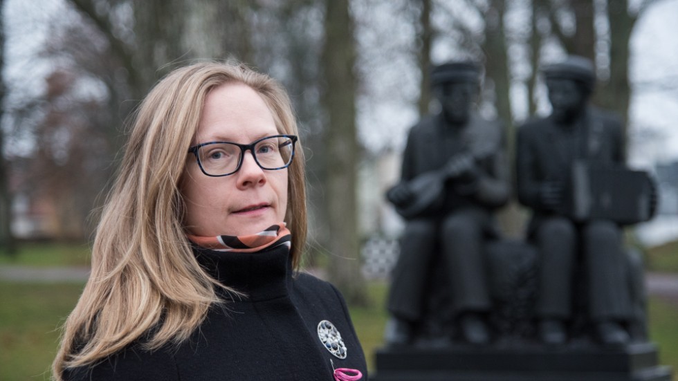 Ann-Sofie Pettersson, kulturhandläggare på Västerviks kommun, fann statyns förlorade nästipp. 