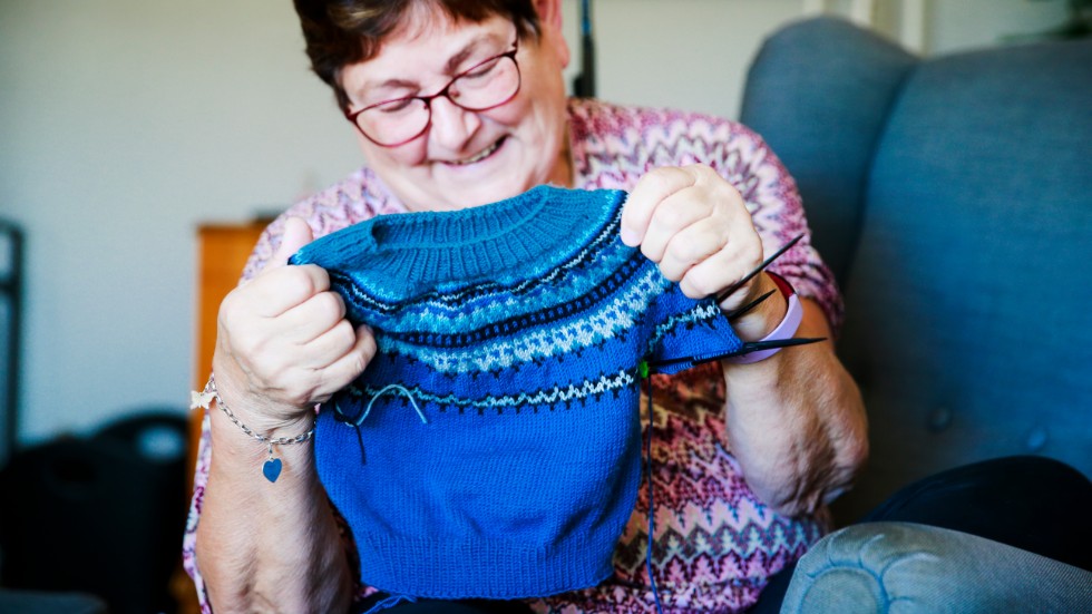 Gunnel Grönberg har flera barnbarn. Till den yngsta, 8 månader, har hon stickat en tröja. Till de äldre barnen stickar hon sockor.