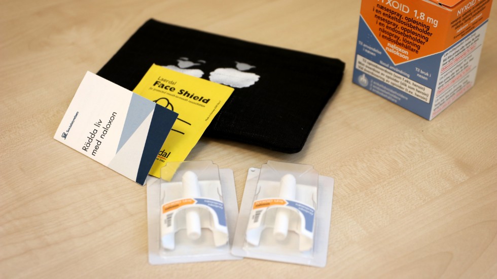 Det Naloxon-kit som delas ut innehåller två doser av motgiftet, en andningsmask som kan användas vid inblåsningar och ett instruktionshäfte.