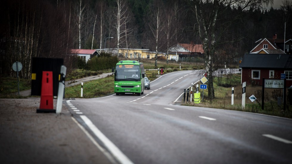 En av Sörmlandstrafikens bussar som kommer farande på utanför Nyköping. 