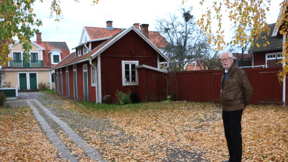Georg Karlsson rör sig gärna i de gamla miljöerna i Hultsfred. Som här i Kvarteret Kopparslagaren, ett av de få områden som finns kvar.