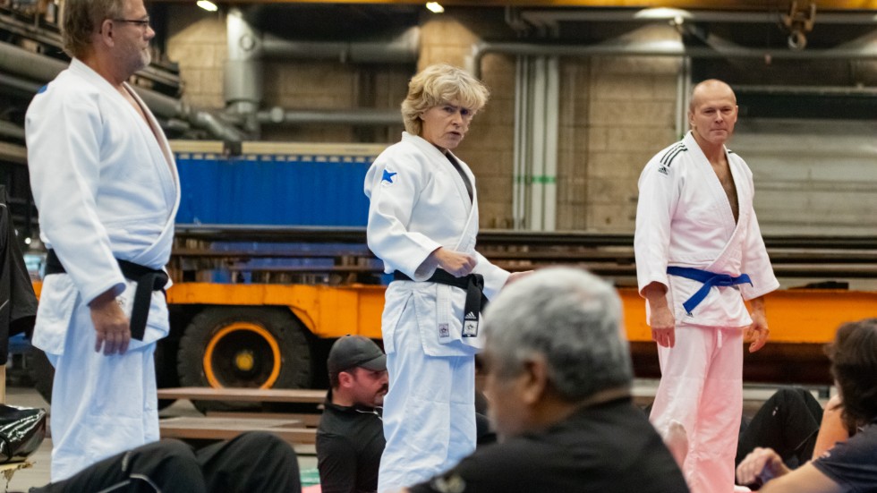 Tre instruktörer från Oxelösunds judoklubb demonstrerar fallteknik för Proplates anställda. 