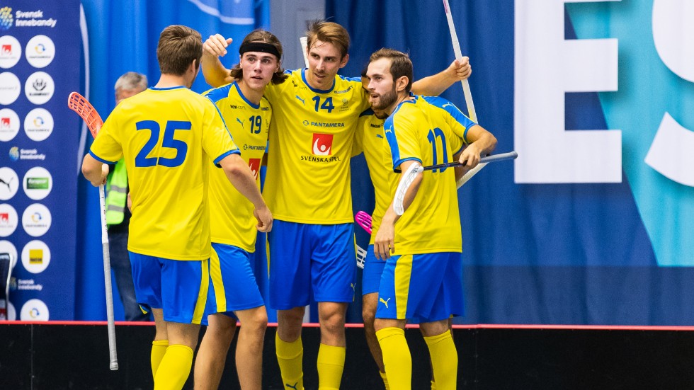  Oskar Hovlund, nummer 19, firar tillsammans Tobias Gustafsson, Albin Sjögren och Jonas Svahn Sveriges 2-2-mål mot Finland. Ett mål som Hovlund spelade fram till.