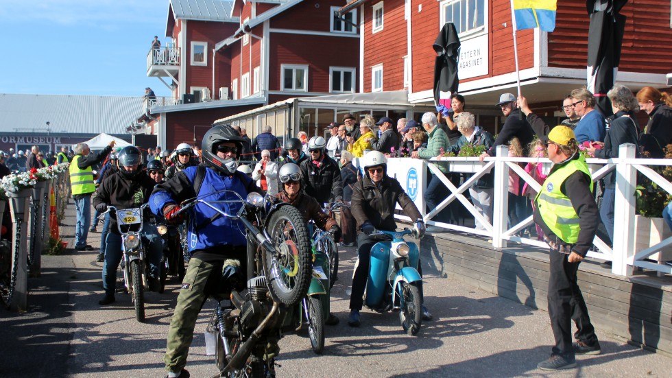 Dagen bjöd på soligt höstväder som lockade många att ta sina mopeder ut på en tur.