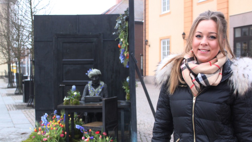 Alla namngivna kvinnliga statyer i Sverige smyckas inför internationella kvinnodagen. I Vimmerby har Astridstatyn fått blomsteräng och huvudbonad av floristen Klara Kågefors och hennes kollega Liz-Onne Hermansson.
