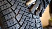 Skar sönder däcken på flera bilar