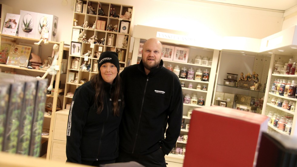 För nio år sedan startade Annelie Wilén sitt postorderföretag Nellispresenter. Nu har hon, tillsammans med maken Emil, flyttat företaget från Tidersrum till Kisa. 