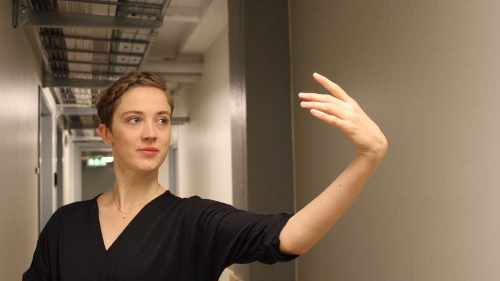 En typiska barockhand. Hand- och fotledsrörelser är viktiga i barockdansen, förklarar Matilda Larsson.