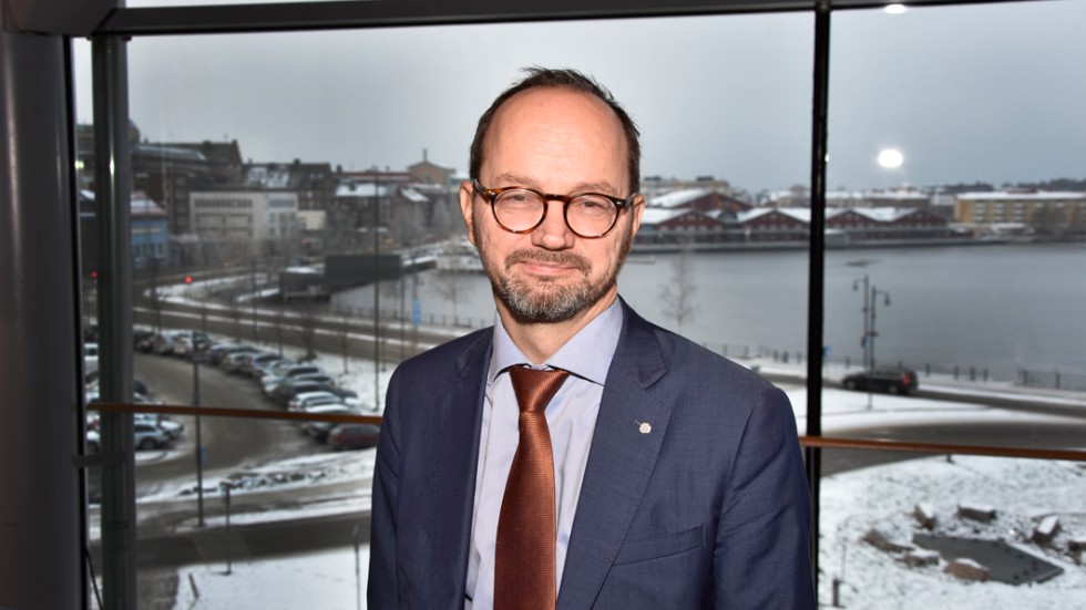 Infrastrukturministern Tomas Eneroth (S) kontrar kritikerna mot nya stambanan för höghastighetståg i södra Sverige.