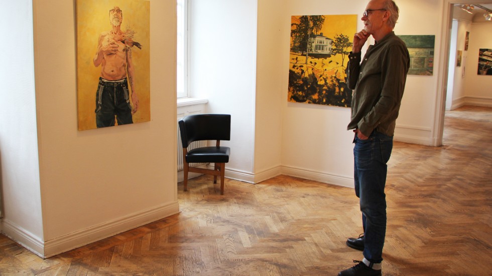 Självporträttet i bar överkropp är ett sätt att bearbeta händelsen där Björn Svensk drabbades av akut hjärtstopp ifjol.