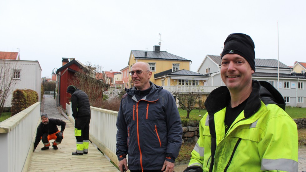 Stefan Eidborn, projektledare på kommunen och Lars Olofsson, snickare på Martinssons är nöjda när bron är på plats. "Det gick som det ska."