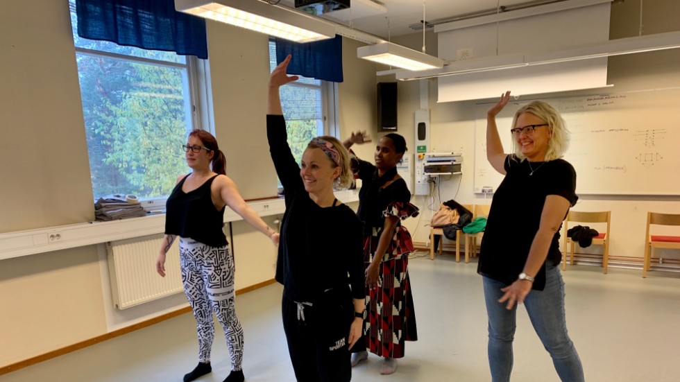 En workshop med dans under ledning av danslärare Johanna Lennix.