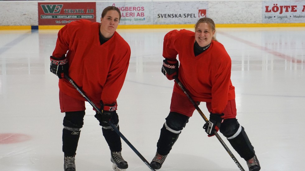 Systrarna Tindra och Ebba Karlsson Moberg från Enköping har återförenats på isen i Almtuna.