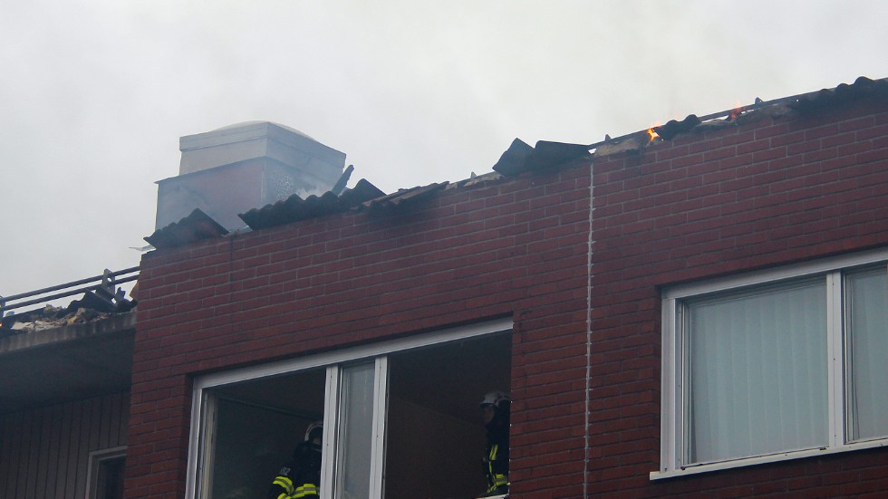 Brandpersonal från stationer i hela Mälardalen bekämpade elden i lägenhetslängan på Kärrhöksgränd.