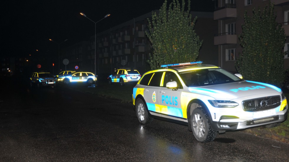Enligt larmet bråkade ett 30-tal ungdomar på Esplanaden i Oxelösund. Nu söker polisen vittnen.