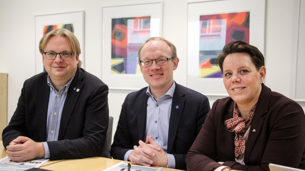 På måndagen presenterade oppositionen i Region Östergötland sitt gemensamma förslag på finansplan för åren 2020-2022, från vänster: Fredrik Sjöstrand (M), Per Larsson (KD) och Marie Morell (M).