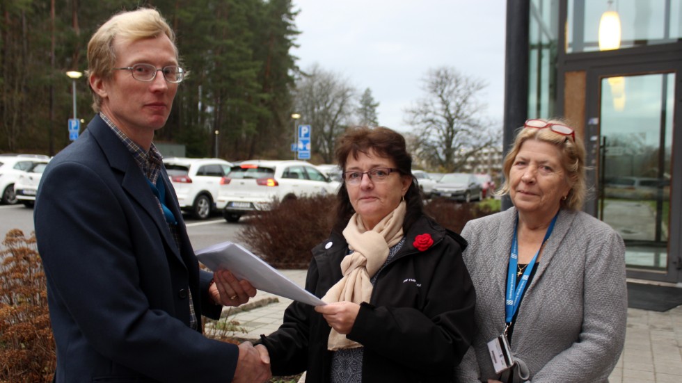 Över 400 namnunderskrifter vill ha kvar Albogaexpressen. Kommunalrådet Ulric Nilsson (C) får protestlistorna av Pia Dingsten (S) och Tuula Ravander (S).