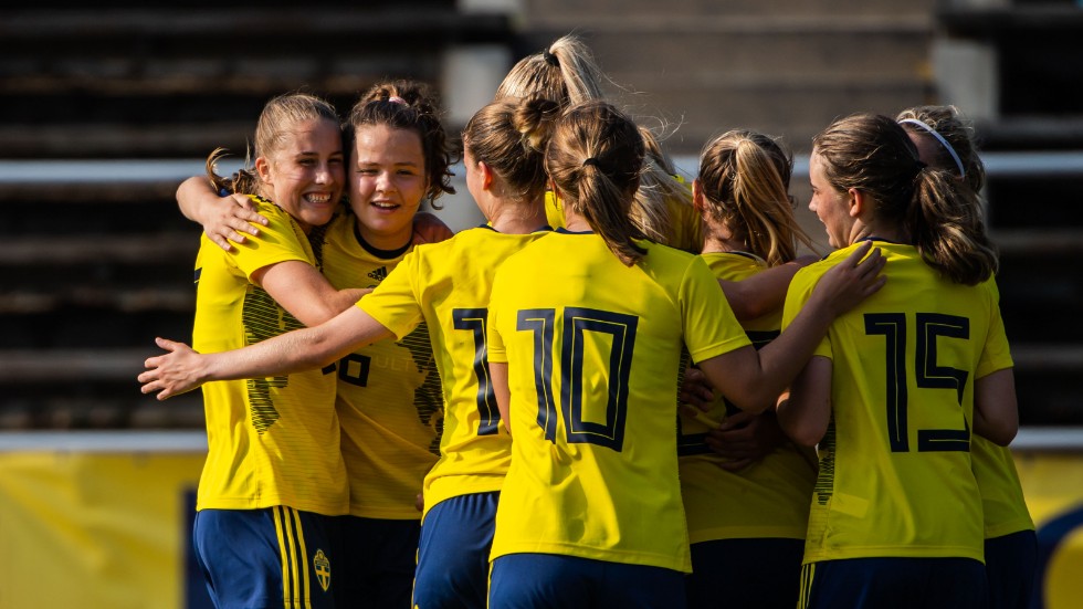 LFC:s nyförvärv Johanna Alm (längst till vänster) i U18-landslaget. 